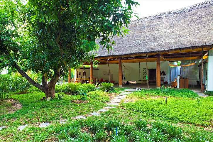 Rena’s Residence_Courtyard with wooden columns